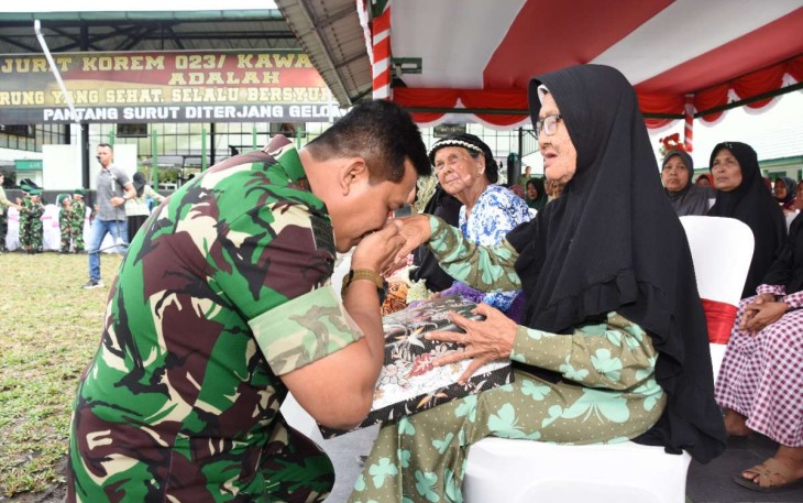 Danrem 023 KS Kolonel Inf Dodi Triwinarto saat bersimpuh di hari Ibu, Kamis (22/12)