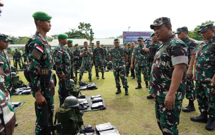 Asops Kasad Mayjen TNI Ainurrahman saat pemeriksaan kesiapan prajurit Yonif 133/YS, Jum'at (23/12)
