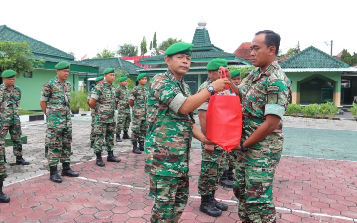 Dandim 0805/Ngawi Letkol Inf Adi Wirawan saat memberikan bingkisan Natal