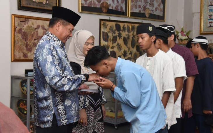Dankoharmatau Marsda TNI Bambang Triono saat memberikan santunan anak yatim