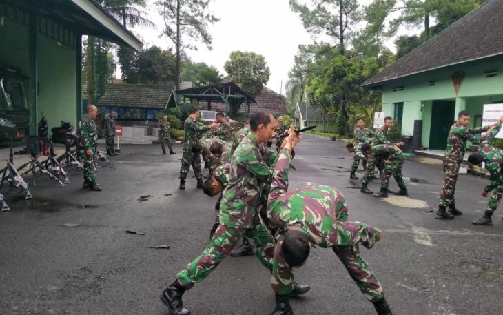 Latihan Bela Diri Militer Prajurit Menarmed 2 Kostrad 