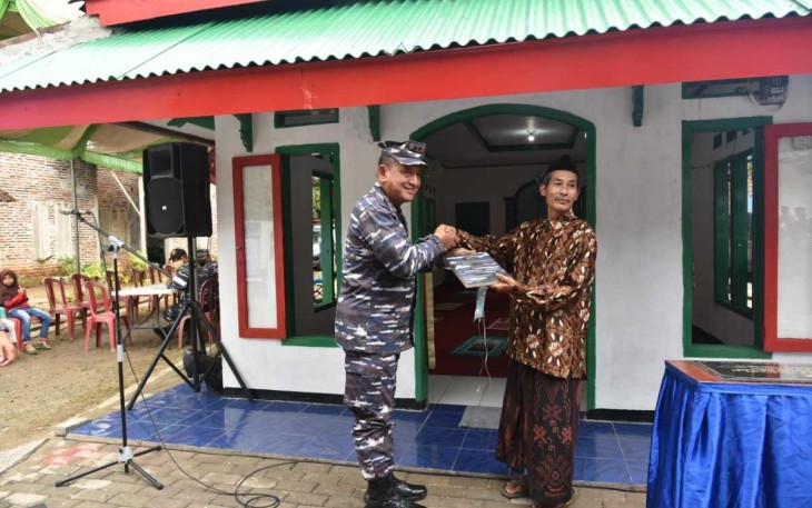 Danseskoal Laksda Yoos Suryono saat menyerahkan renovasi Mushola di desa Pasirkarag Kabupaten Pandeglang 