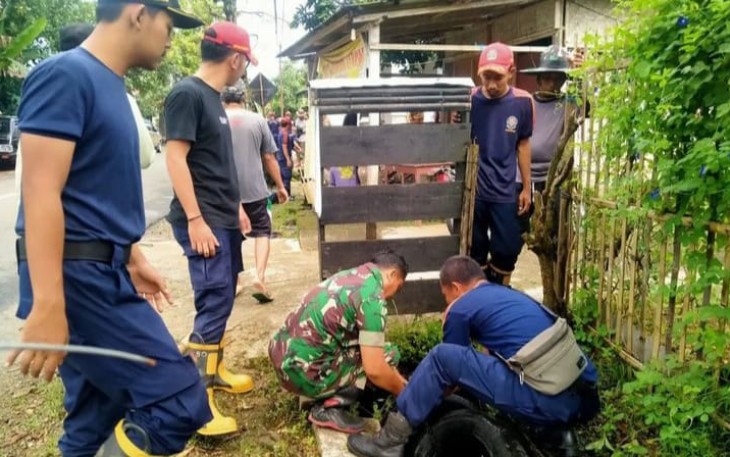 Bersihkan lingkungan bersama warga binaan