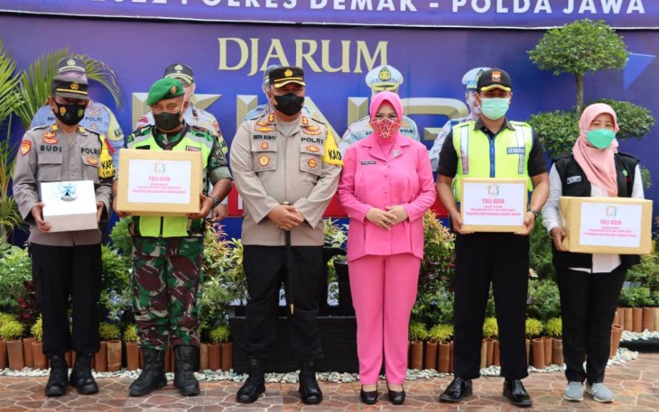Kapolres Demak AKBP Budi Adhy Buono bersama Bhayangkari foto bersama di Pos PAM Nataru 