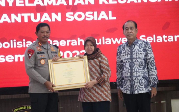 Kapolda Sulsel Irjen Pol Drs Nana Sudjana saat menerima penghargaan Mensos RI Tri Rismaharini 