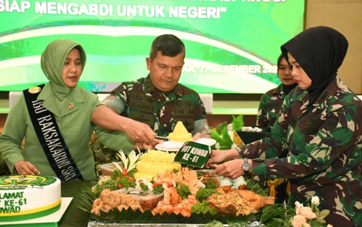 Pangdam I/BB Mayjen TNI Achmad Daniel Chardin saat pemotongan tumpeng HUT Kowad Ke-61 
