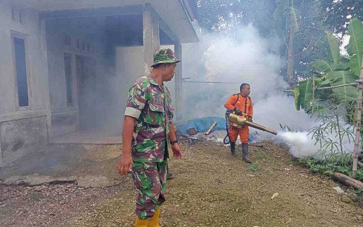 Serda Jais bersama relawan Baretta fogging cegah DBD