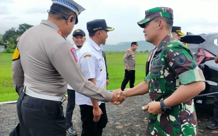 Dandim 0801/Pacitan Letkol Inf Roliyanto saat menyambut kedatangan Irwasda Polda Jatim Kombes Mohamad Aris