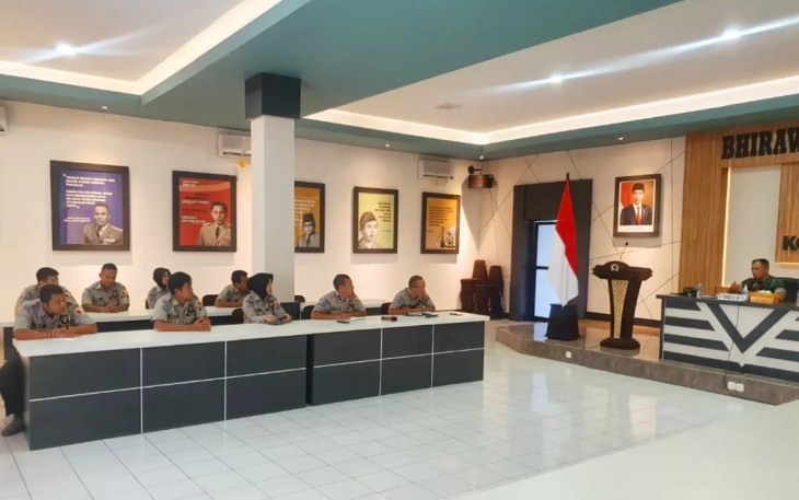 Danrem 081/DSJ Kolonel Inf Deni Rejeki saat memberikan pengarahan dan evaluasi kinerja Penrem