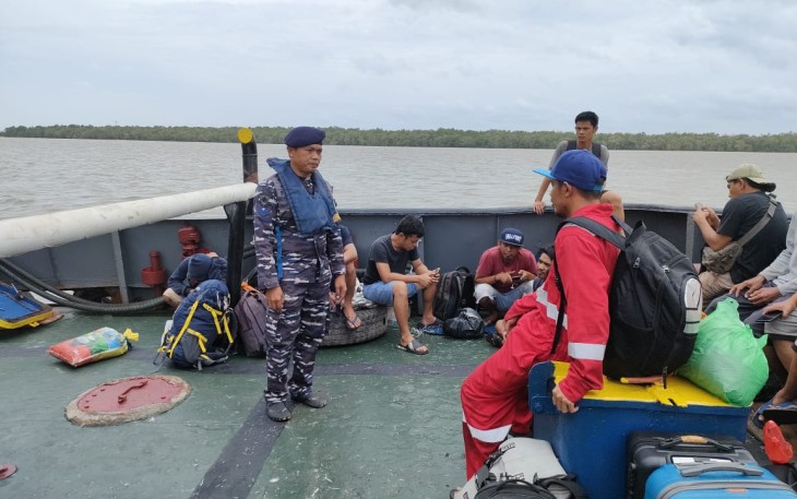 Personel Lanal Palembang saat bantu evakuasi ABK Kapal Tenggelam di Perairan Muara Sungsang, Rabu (28/12)