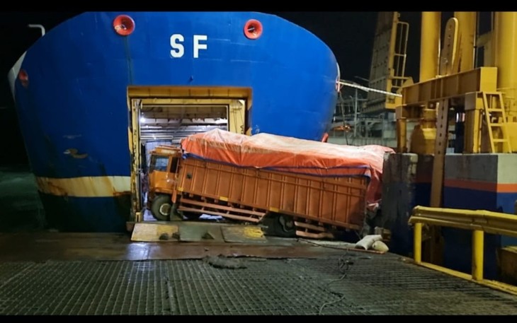 Kendaraan ODOL tercebur ke laut di Pelabuhan Penyeberangan Merak Bakauheni, Rabu (28/12) malam 