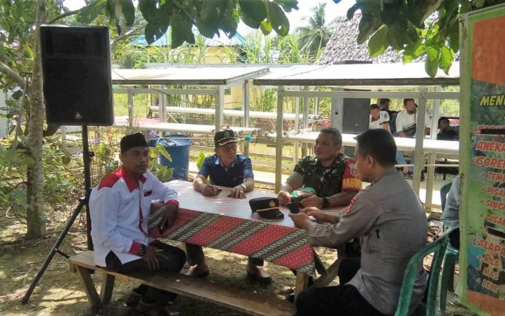 Serka Edi komsos bersama warga binaannya