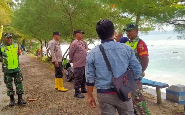Berikan himbauan warga berhati hati saat mengunjungi pantai