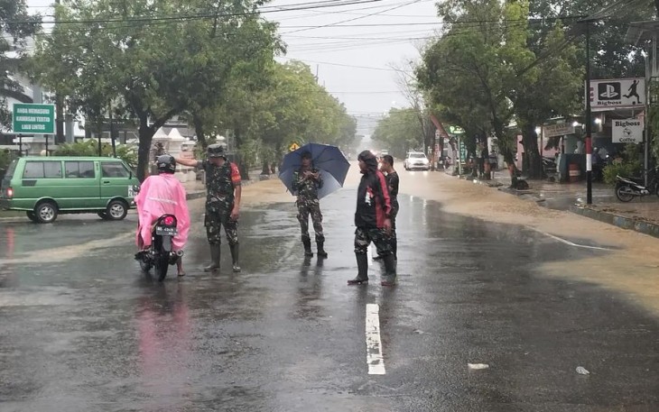 Sigap bantu atur lalu lintas saat banjir