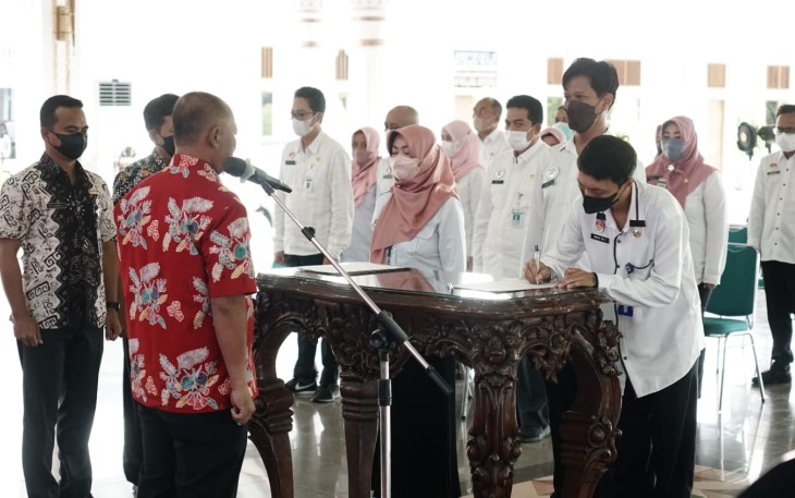Pj Bupati Pati ketika melantik pejabat fungsional Pemkab Pati