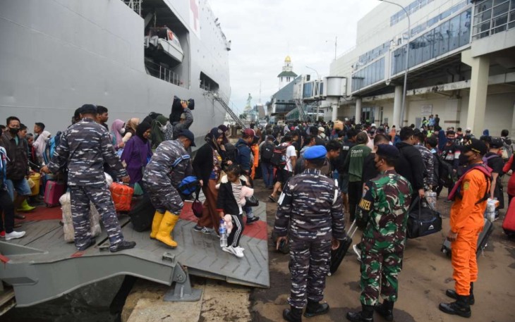 KRI dr. Soeharso-990 angkut masyarakat dan logistik dari pulau Bawean, Kabupaten Gresik ke Surabaya, Sabtu (31/12)