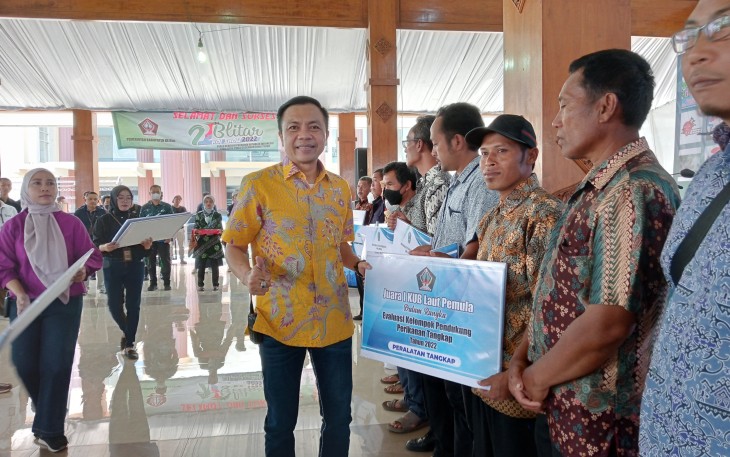 Wakil Bupati Blitar Rahmat Santoso Serahkan Penghargaan ke Peraih Prestasi Blitar Koi Show (foto : Faisal Nur Rachman / Klikwarta.com)