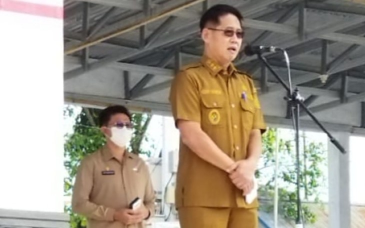 Wakil Wali Kota Bitung, Hengky Honandar, saat memimpin apel pagi