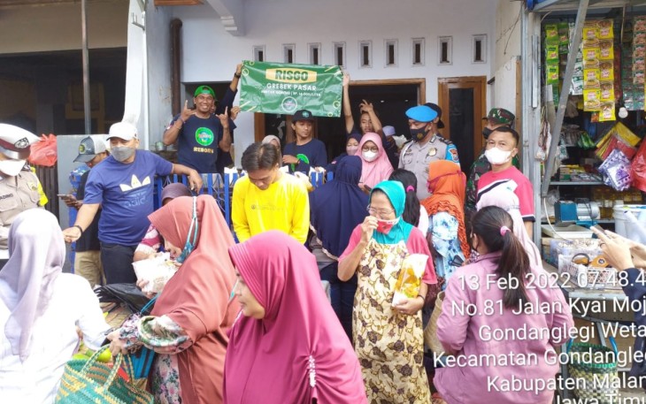 Remaja Islam Gondanglegi (RISGO) menggelar kegiatan grebek pasar minyak goreng satu harga