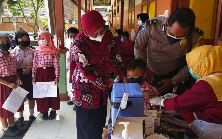 Vaksinasi anak di SD Negeri 1 Rejosari, Kecamatan Gondang, Tulungagung