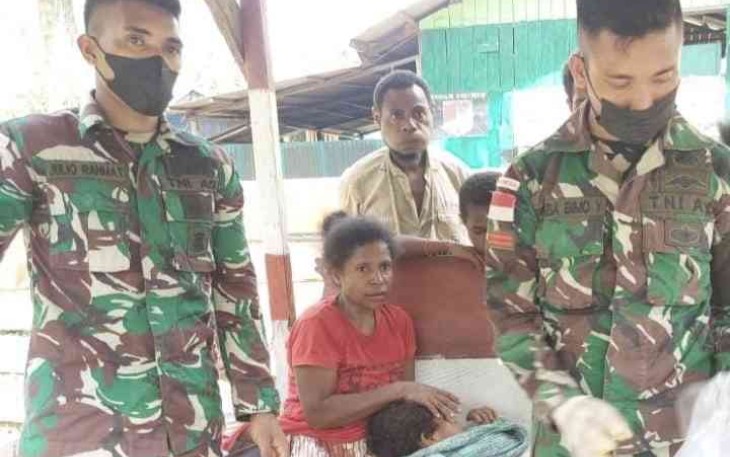 Satgas TNI Bantu Mengobati Masyarakat di Pos Jajaran Perbatasan RI-PNG.