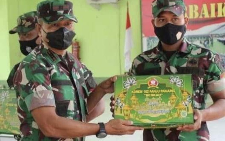 Kapten Inf Joko Susilo serahkan bingkisan lebaran Danrem 102/Pjg ke anggota. Senin (25/4/2022)
