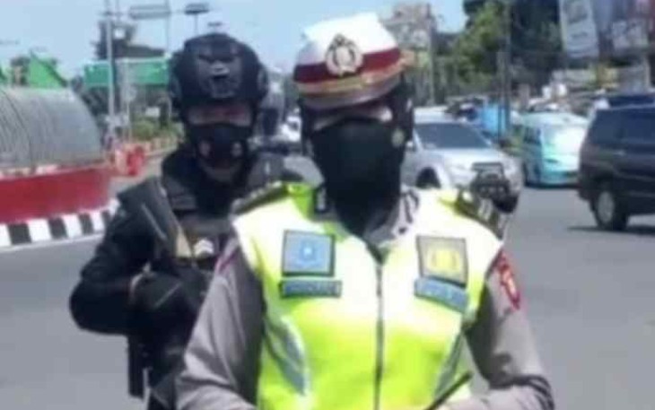 Iptu Rosdiani saat memberikan keterangan arus mudik di pos pam lebaran simpang 5. Makassar Sabtu (07/05/2022)