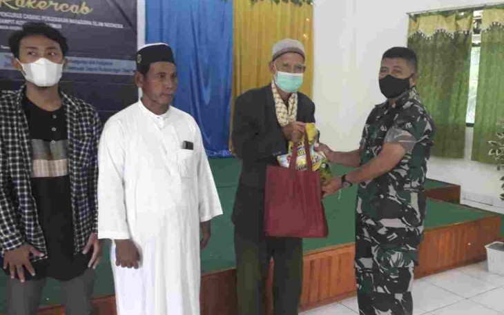 Kapten Arh Sutarmo usai pelantikan memberikan cenderamata kepada pengurus yang baru. Minggu (15/05/2022)