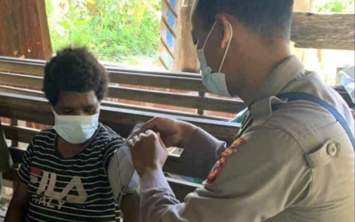 Personel satgas saat mengobati luka warga Yahukimo. Selasa (17/05/2022)