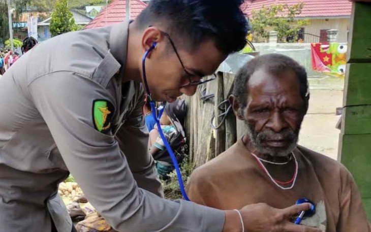Tim medis memeriksa kesehatan warga Sugapa