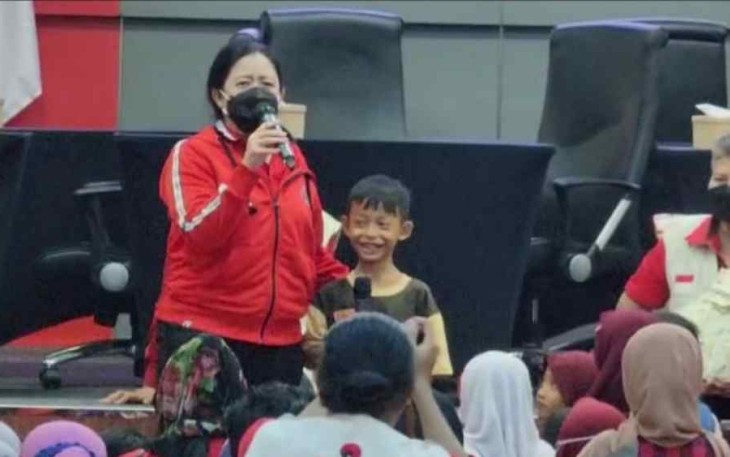 Puan bersama ibu dan balita di Sekolah Partai DPP PDI Perjuangan Lenteng Agung 