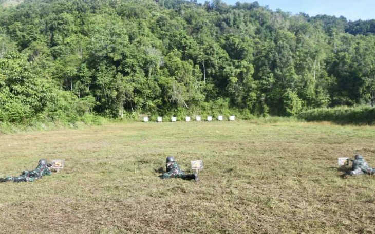 Latihan menembak prajurit Korem 142/Tatag
