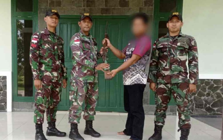 Satgas Perbatasan terima senjata rakitan dari warga