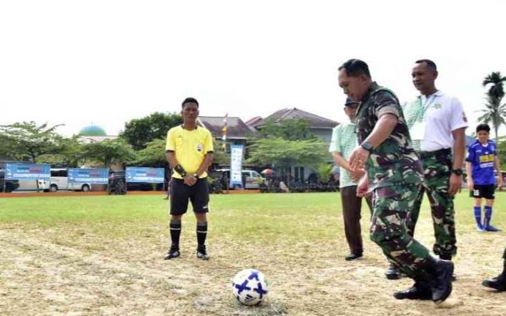 Danrem 091/ASN Brigjen TNI Dendi Suryadi saat Kick off liga santri piala Kasad tingkat Korem 091/ASN di stadion Tridaya Samarinda 