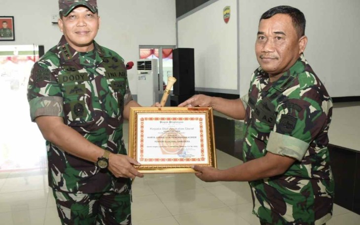 Mayor Arh Keles Sinaga saat menerima penghargaan dari Danrem 023/KS