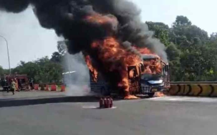 Bus MGI terbakar di gerbang tol Ciawi Bogor