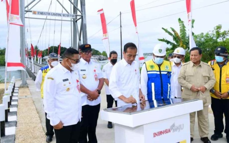 Presiden Joko Widodo saat meresmikan Jembatan Gantung Wear Fair di Kabupaten Maluku Tenggara 