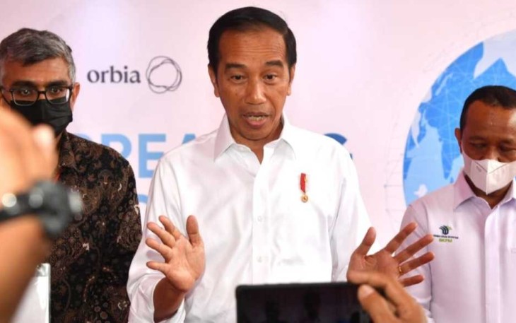 Presiden Joko Widodo menyampaikan keterangannya kepada awak media di Kawasan Industri Terpadu Batang (KITB), Kabupaten Batang, Provinsi Jawa Tengah, Senin, 3 Oktober 2022