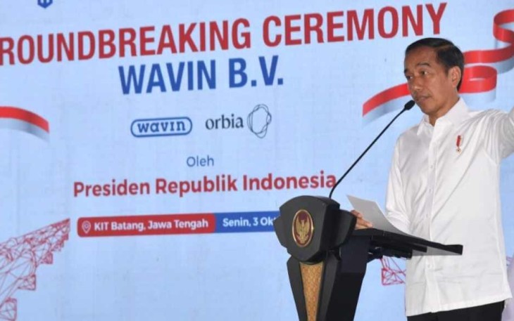 Presiden Joko Widodo menyampaikan sambutan dalam acara peletakan batu pertama atau groundbreaking pabrik PT Wavin Manufacturing Indonesia di Kawasan Industri Terpadu Batang (KITB), Kabupaten Batang, Provinsi Jawa Tengah, Senin (3/10)
