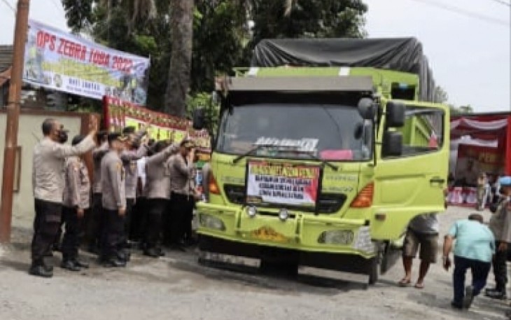 Kapolrestabes Medan Kombes Valentino Alfa Tatareda melepas bantuan untuk korban gempa bumi di kabupaten Tapanuli Utara. Kamis (6/10)