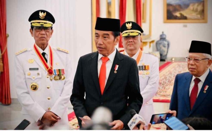 Presiden Joko Widodo menyampaikan keterangan pers usai pelantikan Gubernur dan Wakil Gubernur DIY, serta Kepala LKPP di Istana Negara, Jakarta. Senin (10/10)