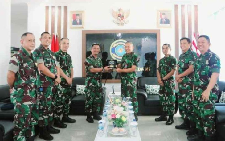 Danlanud Pattimura Kolonel Pnb Tiopan Hutapea saat menerima cenderamata Danguspurla Koarmada III, Senin (10/10)