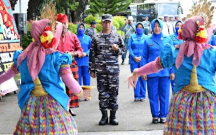 Pangkoarmada RI Laksdya Heru Kusmanto disambut tradisi Angngaru dan tarian Paduppa di Lantamal VI Makassar. Selasa (11/10)