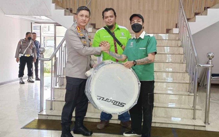 Kapolrestabes Medan Kombes Valentino Alfa Tatareda memberikan alat drumband secara simbolis ke suporter PSMS Medan