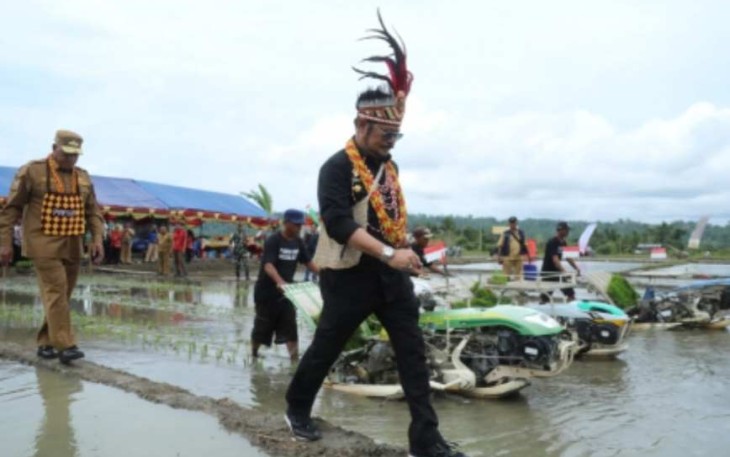 Mentan SYL saat tanam padi di Manokwari 