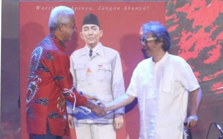 Hadiah istimewa Butet Kartaredjasa ke Ganjar Pranowo 