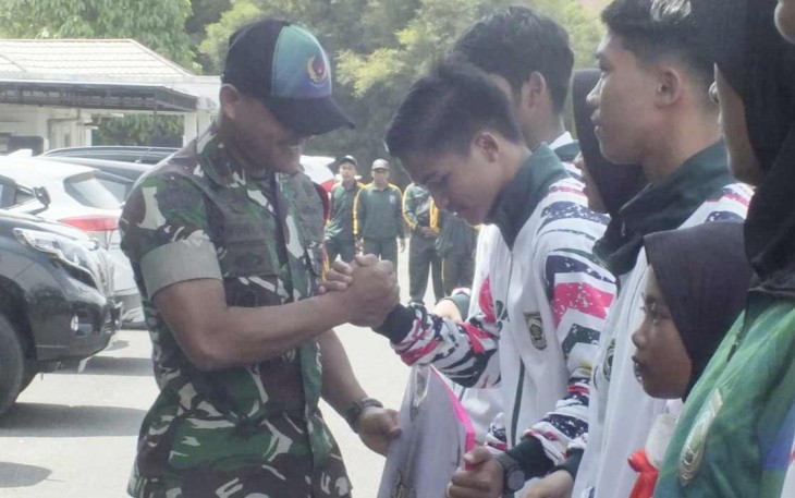 Dandim 1001/HSU-BLG Letkol Inf Dhuwi Hendradjaja saat melepas dan memberikan semangat atlet kontingen Balangan