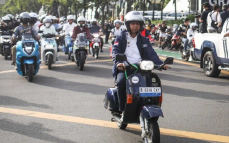Pj Gubernur DKI Jakarta Heru Budi Hartono saat mengendarai motor listrik Vespa di Jakarta 
