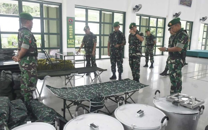 Danrem 142/Tatag Brigjen TNI Farouk Pakar saat pengecekan kesiapan alat penanganan bencana