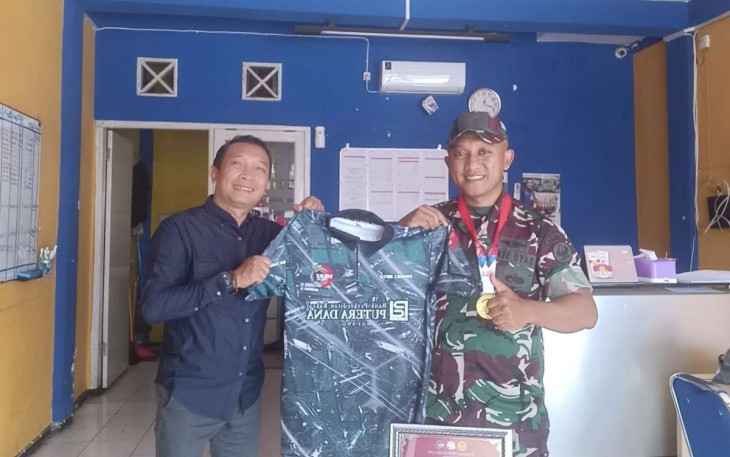 Lettu Arh Bayu Sekti saat menerima apresiasi dan support dari PT BPR Putera Dana bapak Ebnu Sulistiono di Malang